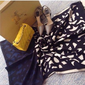 Wearing once...It’s too big for me